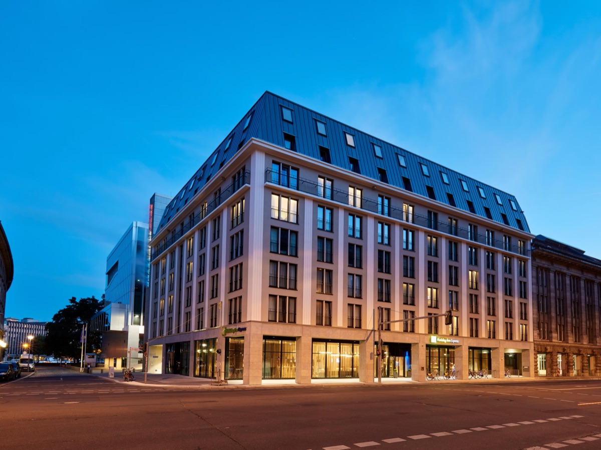 holiday inn express hotel's exterior on stralauer strasse in berlin at dusk